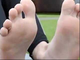 big Rapaz perfeitinho exibindo seus adidas e seus pes gay